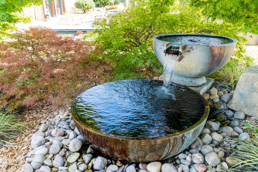 Créez un espace apaisant avec nos fontaineries de jardin par O Fil de l'Eau